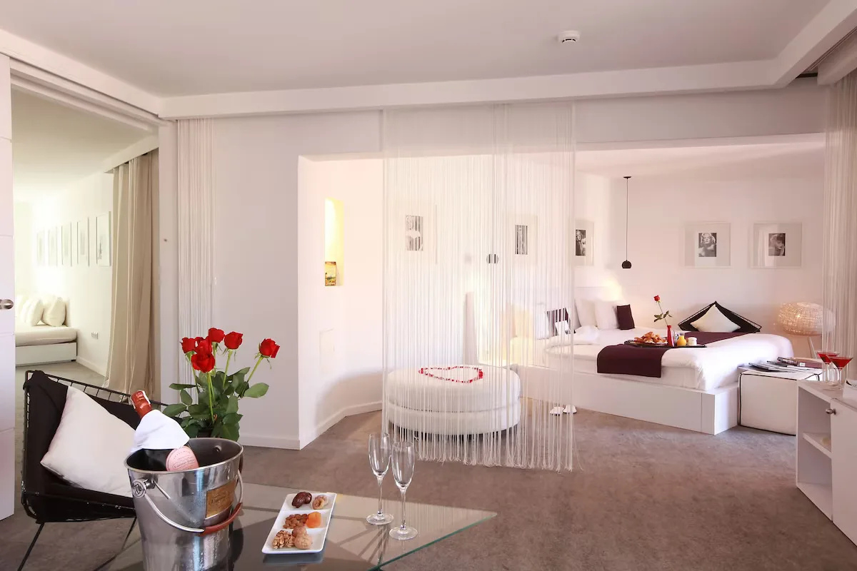 Suite executive at Bab Hotel Marrakech with premium bedding, down comforters, minibar, in-room safe